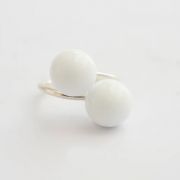 Pompom Ring 2 Perlen - white